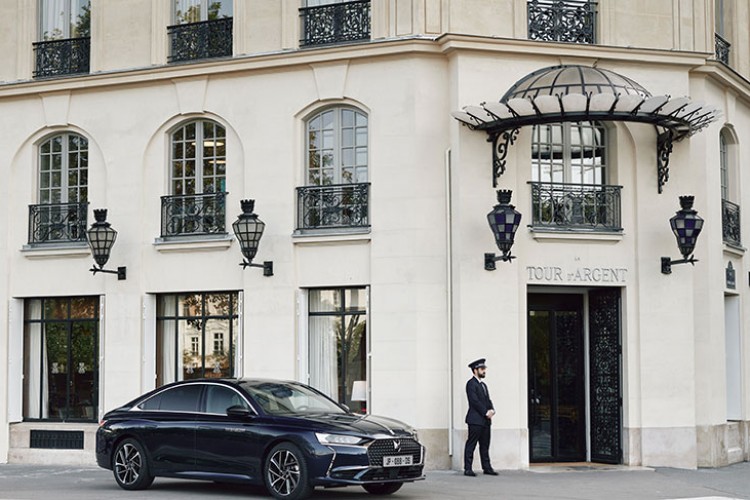 Restoran açılışına destek oluyor