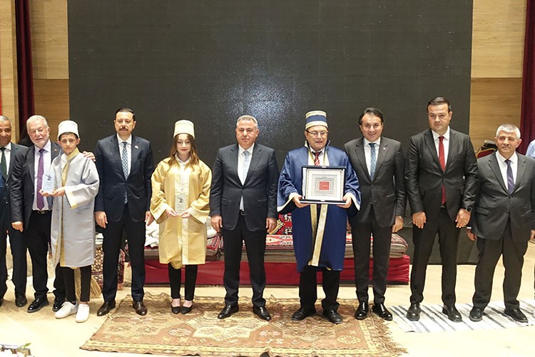 İzmir'in Ahisi, kalfası ve çırağı şed kuşandı