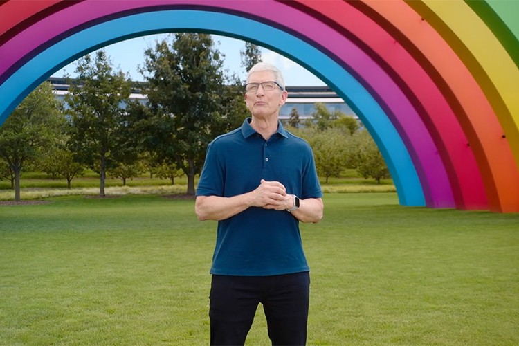 Yeni akıllı telefon, saat ve kulaklık modellerini tanıttı