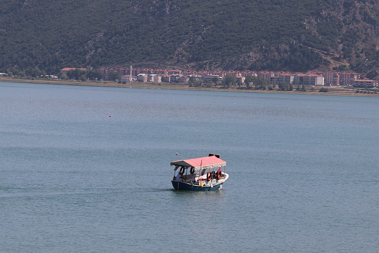 Su seviyesi düşen Eğirdir Gölü dronla görüntülendi