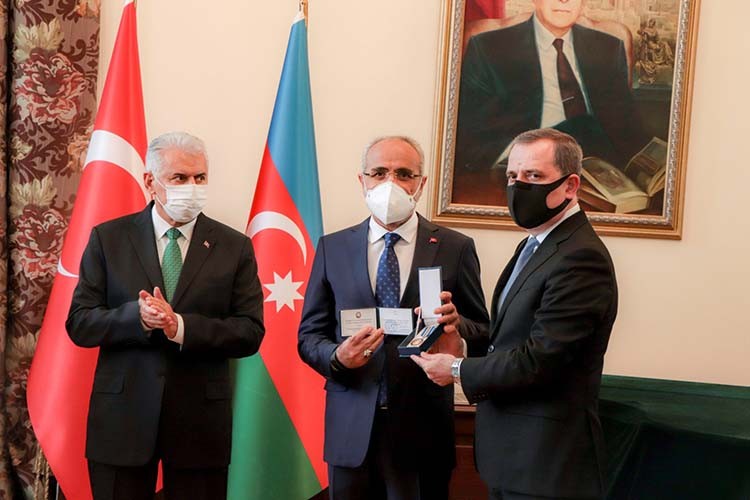 Hatıra Madalyası takdim edildi.