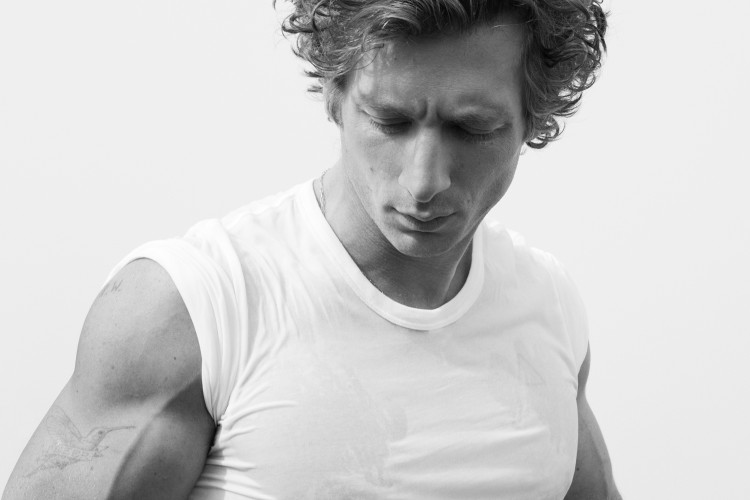 Calvin Klein kampanyasını Jeremy Allen White ile duyurdu