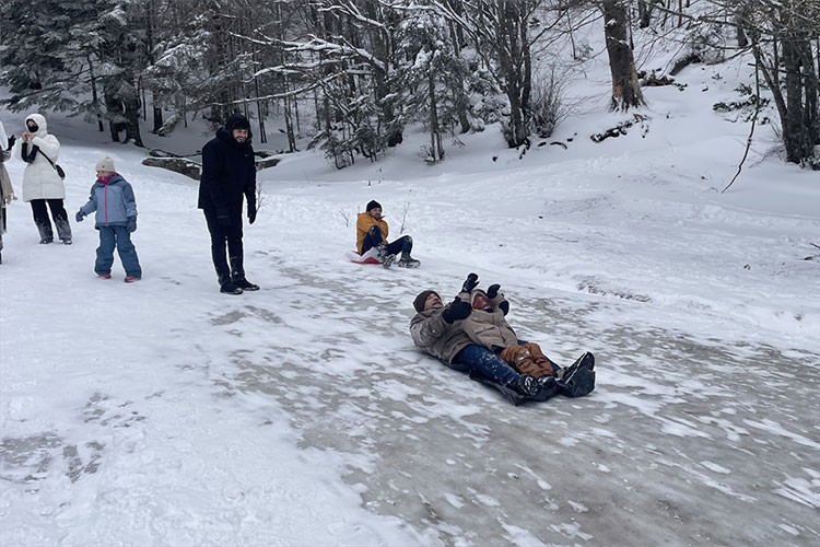 Hafta sonunu fırsat bilenler Abant'ta karın tadını çıkardı