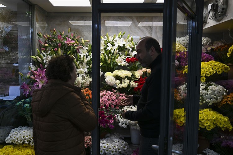 Öğretmenler Günü için rengarenk çiçekler