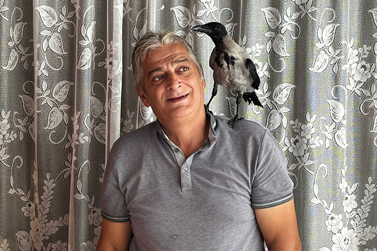 Fındık ikram ettiği kargayla dostluk kurdu