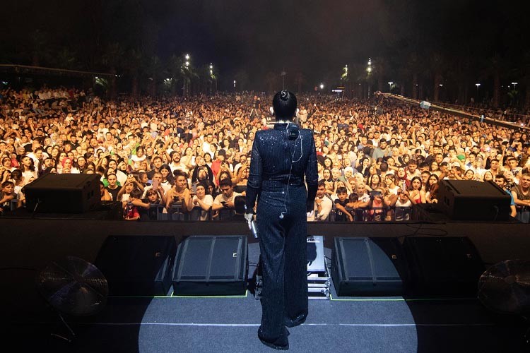 Merve Özbey'in 20 bin kişilik korosu