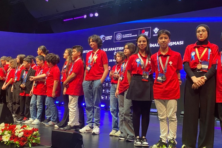 İELEV Özel Ortaokulu öğrencilerine kimya alanında TÜBİTAK'tan ikincilik ödülü