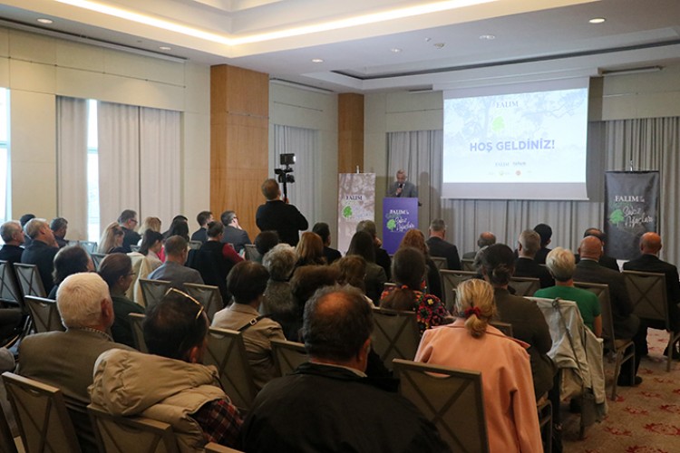 İzmir'de "Falımla Yeşeren Sakız Ağaçları Projesi" tanıtıldı
