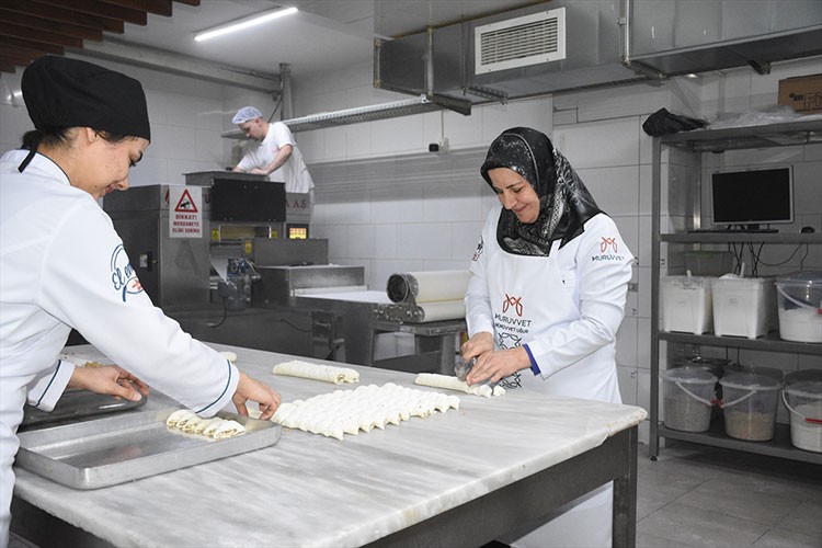 Unlu mamuller yapımını 150 çalışanıyla sürdürüyor