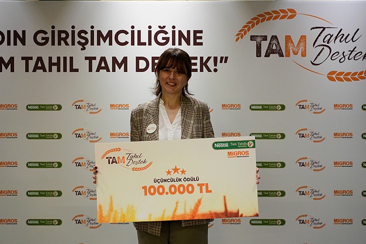 Atık durumdaki meyveleri hammaddeye dönüştürdü