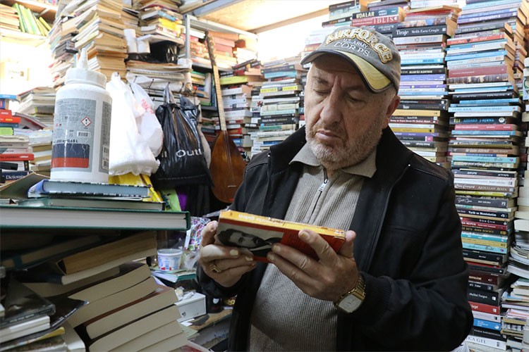 37 yıllık sahaf, gençlere okumayı eski kitaplarla sevdirmeye çalışıyor