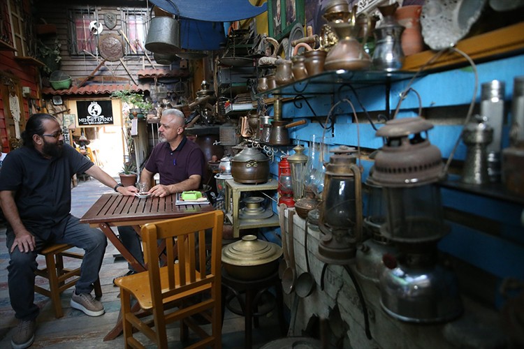Çay ocağında sergilenen eski eşyalar müşterilerin dikkatini çekiyor