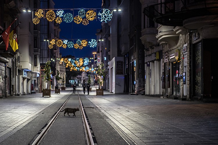 Pazartesi 05.00'e kadar sokağa çıkmak yasak