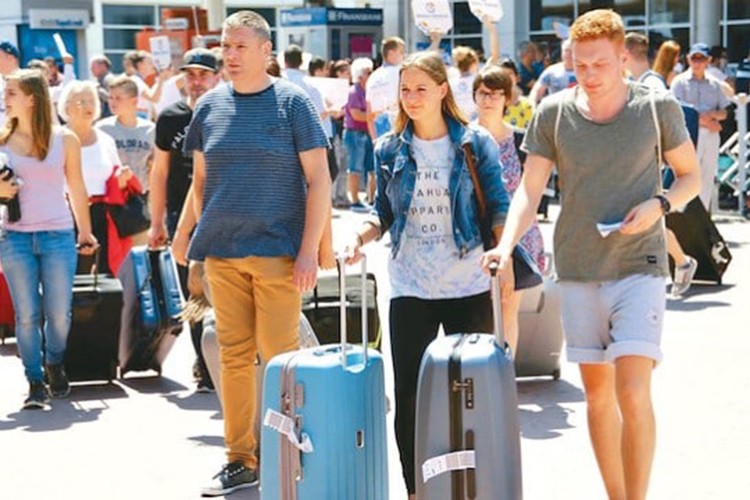 Turist sayısı nisanda yüzde 9,44 azaldı