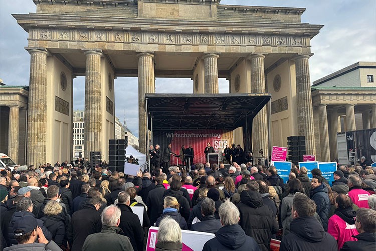 Almanya'da "ekonomik politikada değişiklik" için miting düzenledi