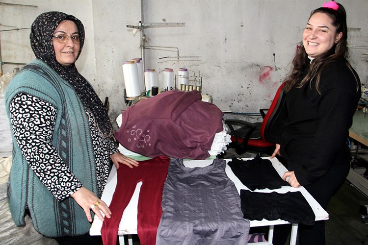 Köye taşıdıkları atölyede kadınlara da iş imkanı sağlıyorlar