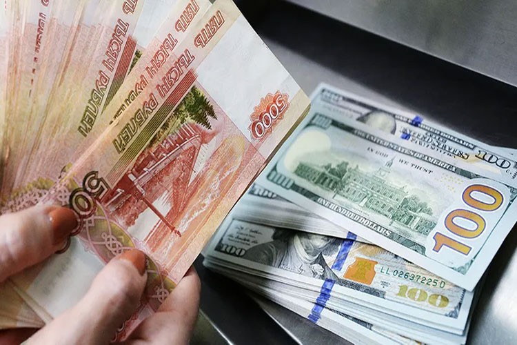 Dolar/ruble paritesi ilk defa 100'ü geçti