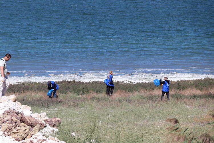 Burdur Gölü'nün çevresi atıklardan temizlendi