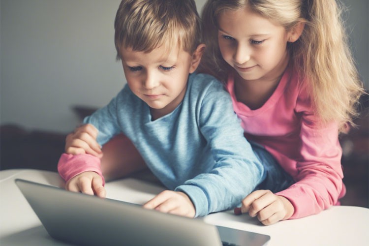 2024'te çocuklar dijital içerikte 881 bin saat geçirdi