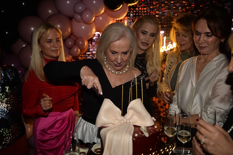 Canan Göztepe'ye 80. yaş sürprizi