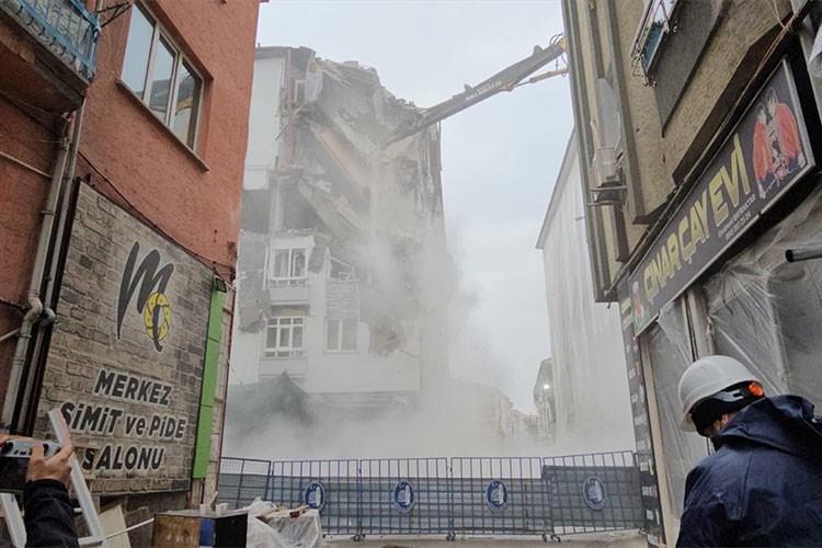 Çorum'da patlamada hasar gören binanın yıkımına başlandı