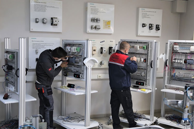 Bursa'da "Elektrikli Araçlar Mükemmeliyet Merkezi" kurulacak