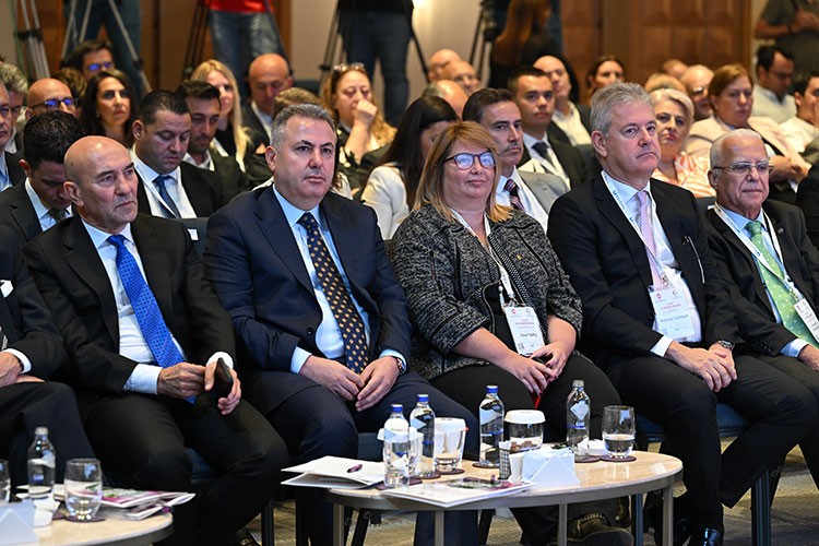 İzmir'deki yatırım zirvesinde finansmana erişim imkanları ele alındı