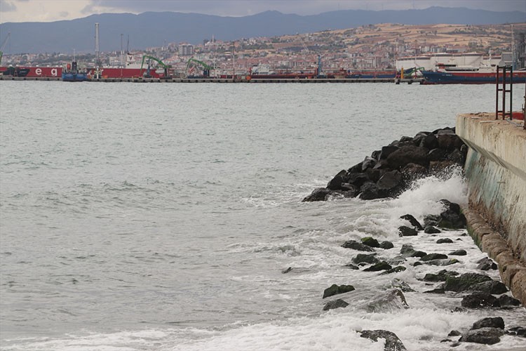 Tekirdağ'da poyraz 3 gündür deniz ulaşımını olumsuz etkiliyor