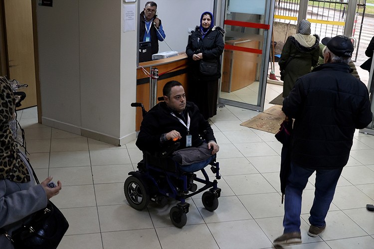 Engelliler toplu taşıma araçlarında otomatik rampa istiyor