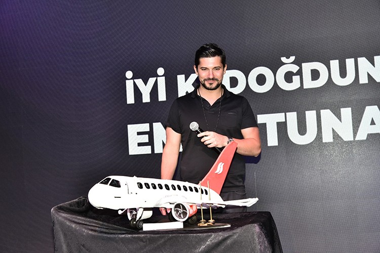 Uçaklı doğumgünü kutlaması