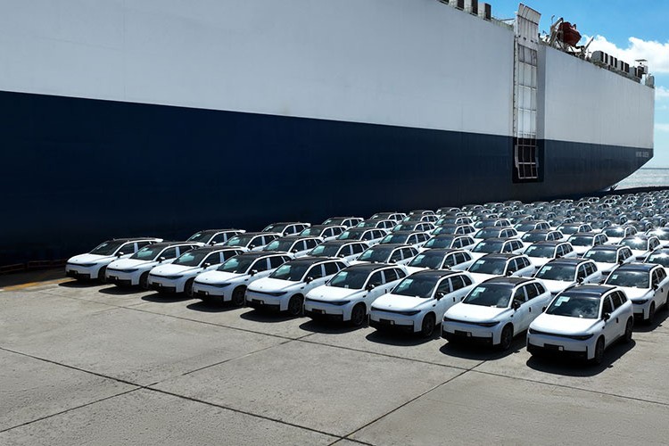 İlk parti elektrikli araçlar Avrupa'ya sevk edildi