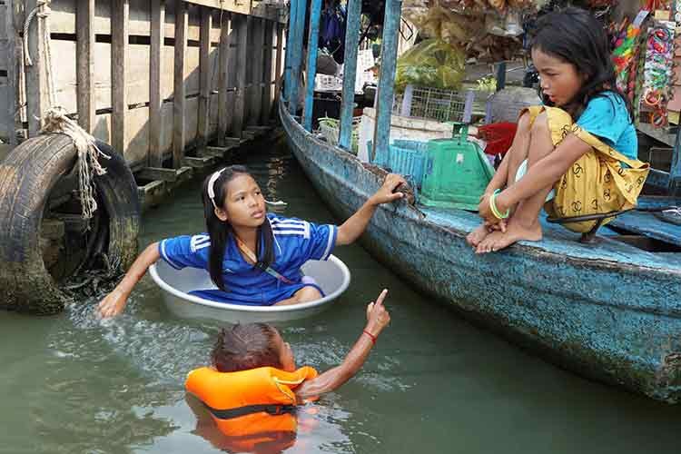 Kamboçya, Tonle Sap Gölü'nde suda yüzen evler