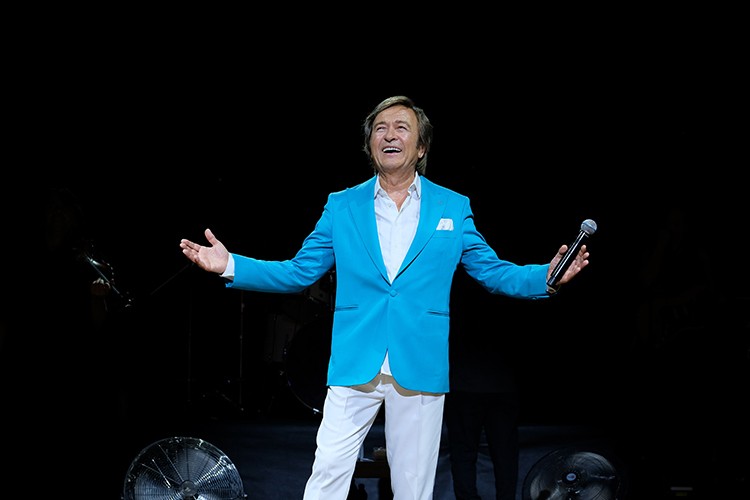 Erol Ev giden güllerin içinden