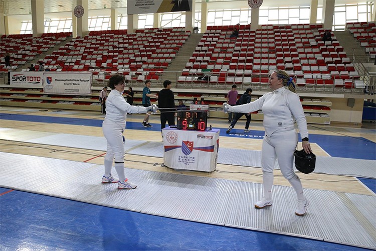 30 yıl ara verdiği spora altın madalyayla döndü