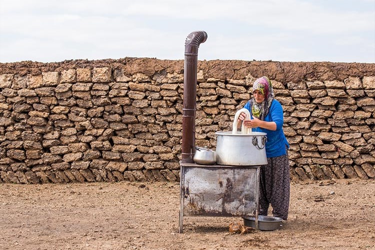 Kars'ta çeçil peynirinin yapımı için kazanlar yakıldı
