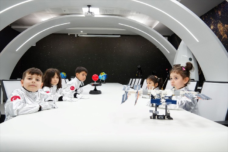 Gençler ve çocuklar bilimi eğlenerek öğreniyor