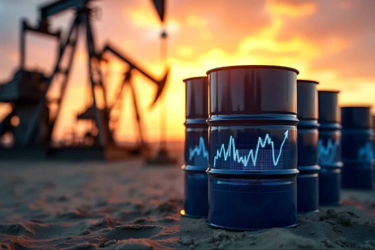 Petrole talep azaldı, fiyat hafif geriledi