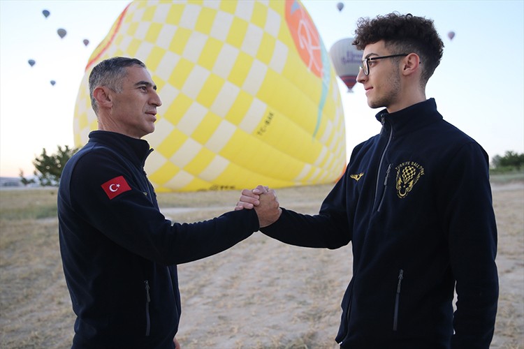 Balon pilotu baba oğul, turistleri Kapadokya semalarına taşıyor