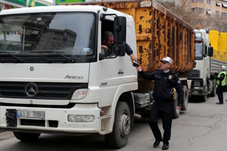 Yarın 8 ilçeye ağır araç girişi yasak