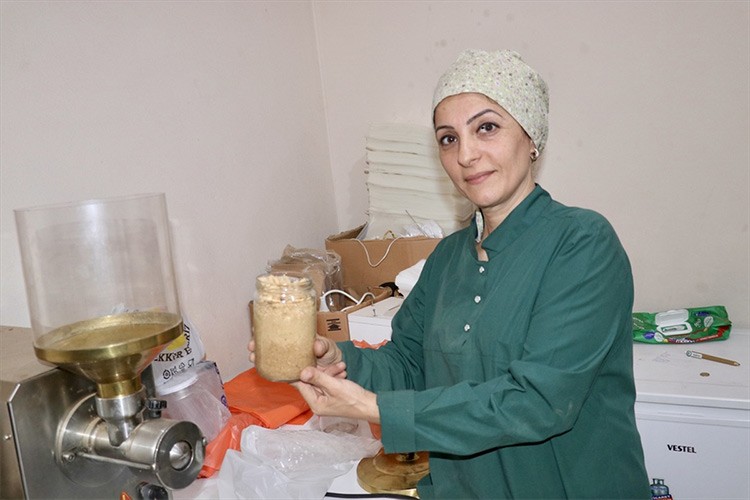 Evinde yıllardır fındık kavuran ve öğüten kadın atölye kurdu