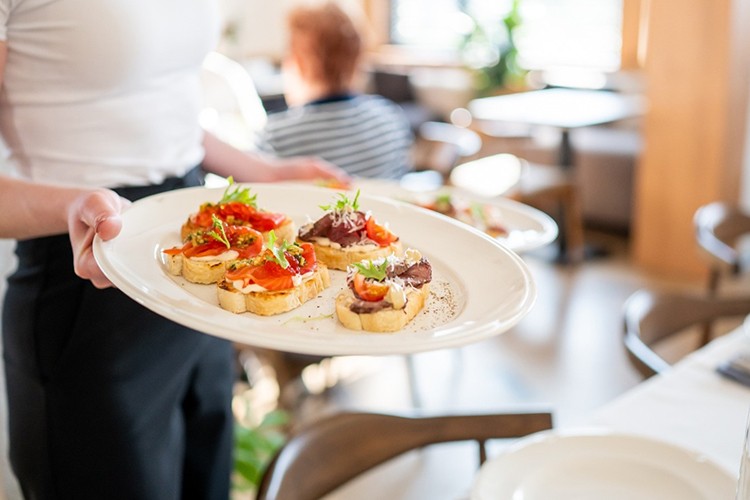 Hizmet üretimi Kasım'da yıllık yüzde 4 yükseldi