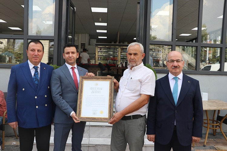 Kahramanmaraş'ta bir esnafa "ahi esnaf beratı" verildi
