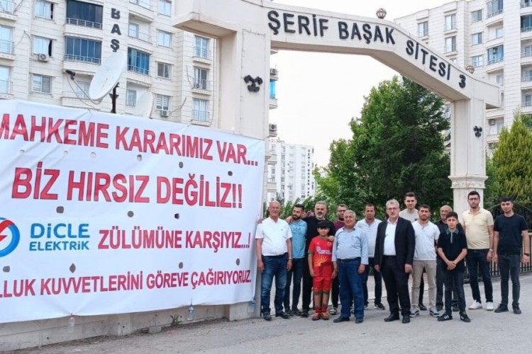 'Biz hırsız değiliz' yazılı pankart asmışlardı kaçak hat çekerken yakalandılar