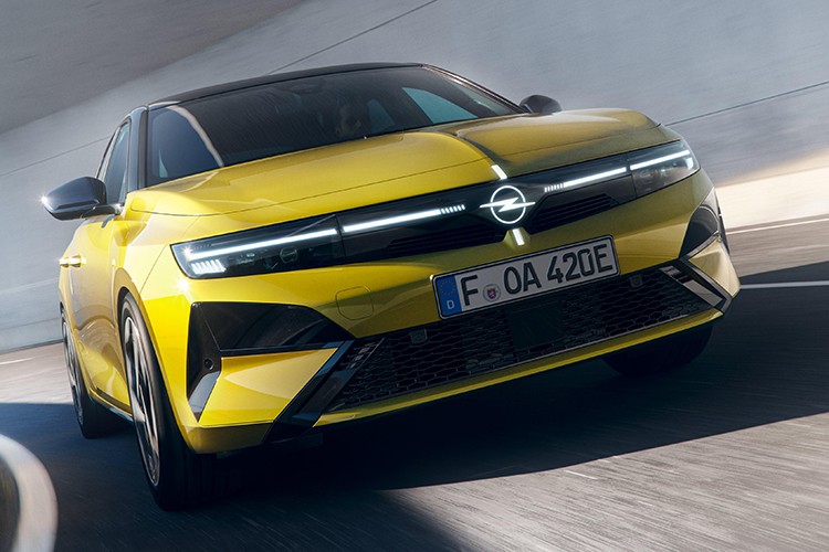 Opel Astra'da tasarım ve teknoloji yenilendi