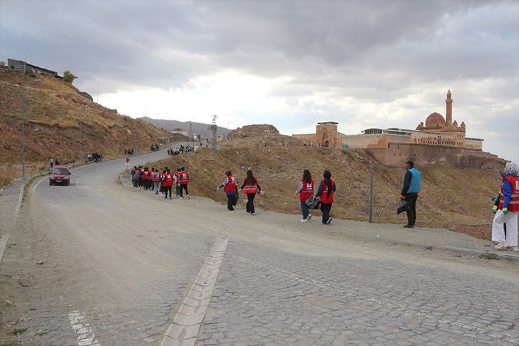 Ağrı'da İshak Paşa Sarayı çevresinde farkındalık temizliği yapıldı