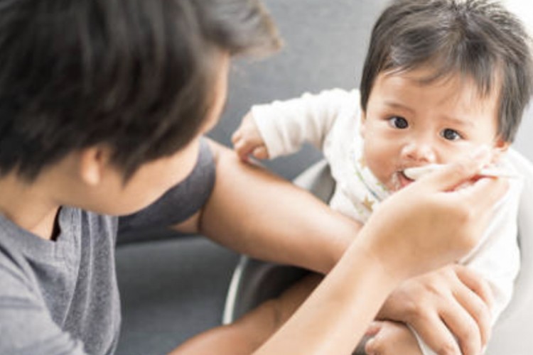 BEBEKLERDE GEÇMEYEN REFLÜNÜN NEDENİ BESİN ALERJİSİ OLABİLİR!