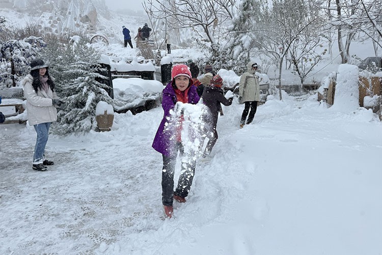 Kapadokya'da turistler karın keyfini yaşadı