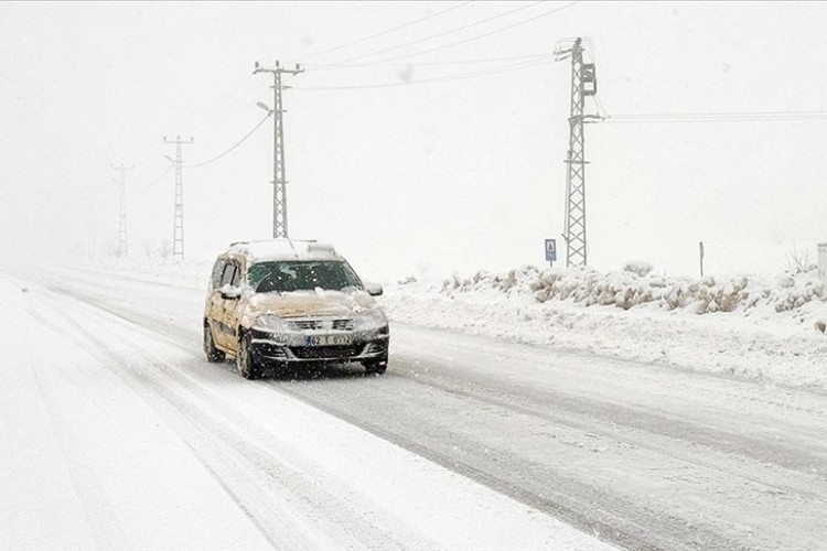 Tunceli ve Erzincan'da kar yağışı etkili oluyor