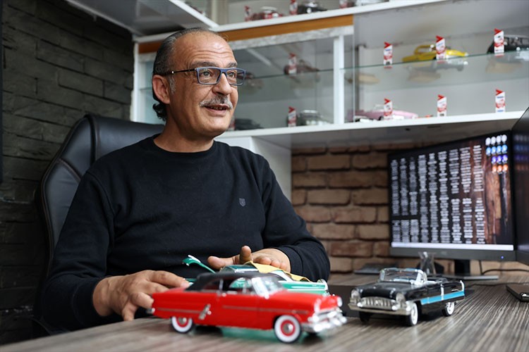 25 yılda topladığı 259 model otomobili özenle saklıyor