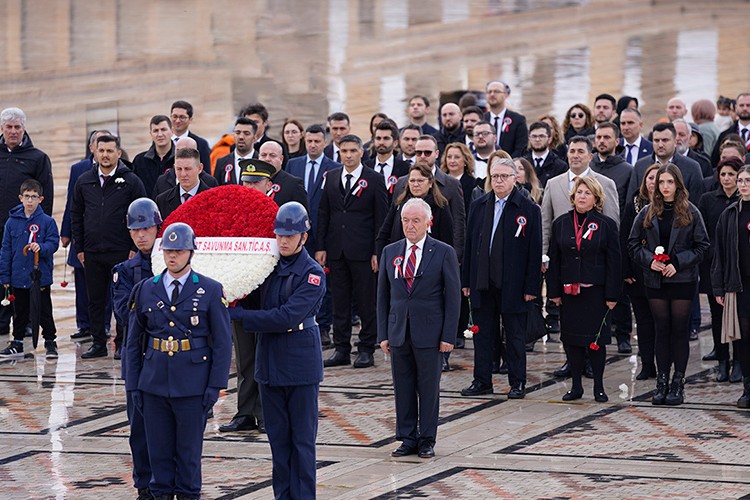 Çalışanlarıyla Anıtkabir'i ziyaret etti